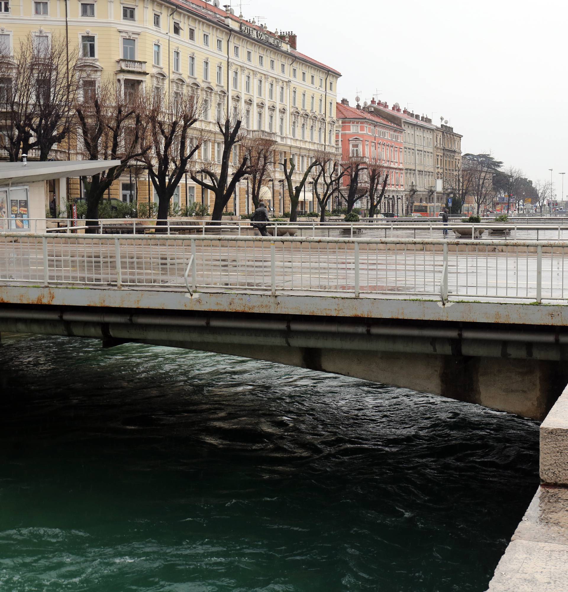 Starija žena upala u Rječinu sa zida od 4 metra, u bolnici je