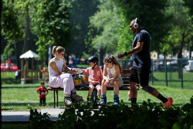 Zagreb: Sunčan dan na jezeru Bundek