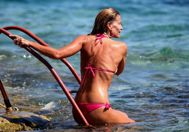 ARHIVA - 2010. Hvar: Pipi djevojka Ana Sasso s prijateljicama uživa u kupanju i sun?anju