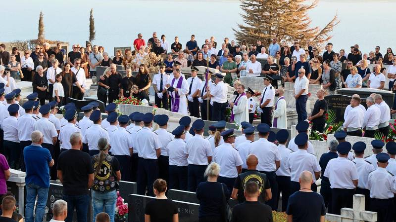 FOTO Posljednji ispraćaj za heroja Omiša. Drago Lelas zadnju bitku imao je s vatrom