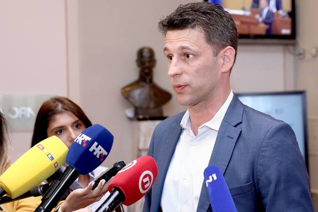 Zagreb: BoÅ¾o Petrov dao je u Saboru izjavu o ostavci ministra KuÅ¡ÄeviÄa