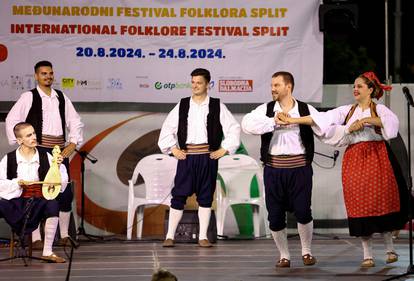 FOTO Folklorne grupe iz cijelog svijeta zaplesale u Podstrani