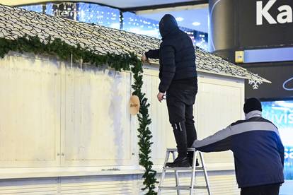 FOTO Završio Advent u Zagrebu: Radnici imali pune ruke posla s božićnim ukrasima i kućicama