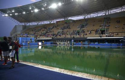 Olimpijski je bazen iznenada pozelenio, nitko ne zna zašto