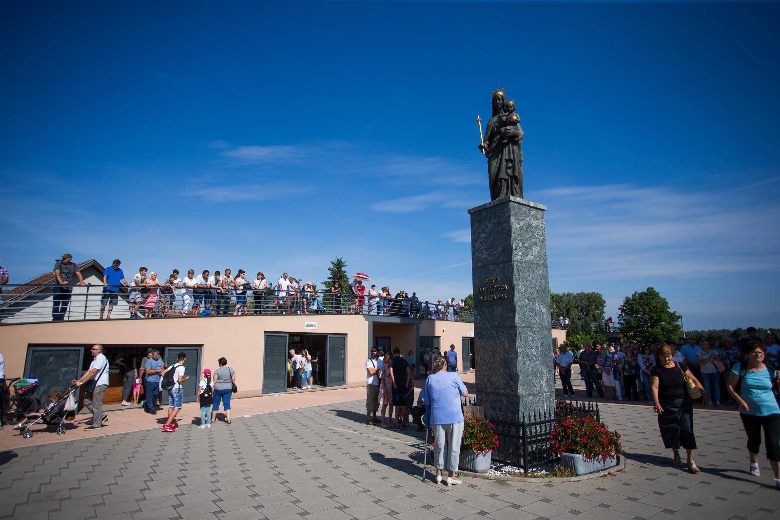 AljmaÅ¡: Vjernici na hodoÄaÅ¡Äu i svetoj misi povodom svetkovine Velike Gospe