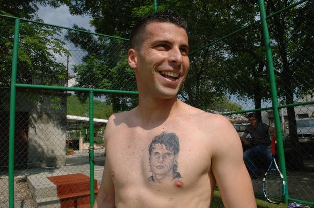 ARHIVA - 2009. Rijeka: Ahmad Sharbini tetovirao bratov lik na prsima