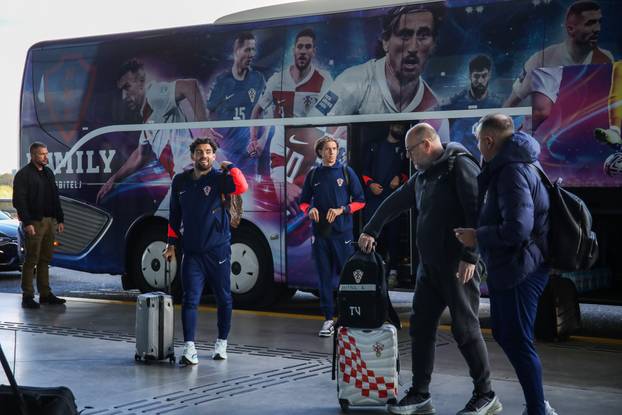 Zagreb: Odlazak hrvatske nogometne reprezentacije u Prag 