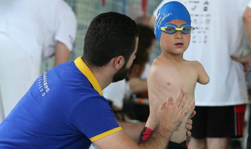 Dječak bez ruku osvojio zlatnu medalju: 'Njemu je bazen sve'