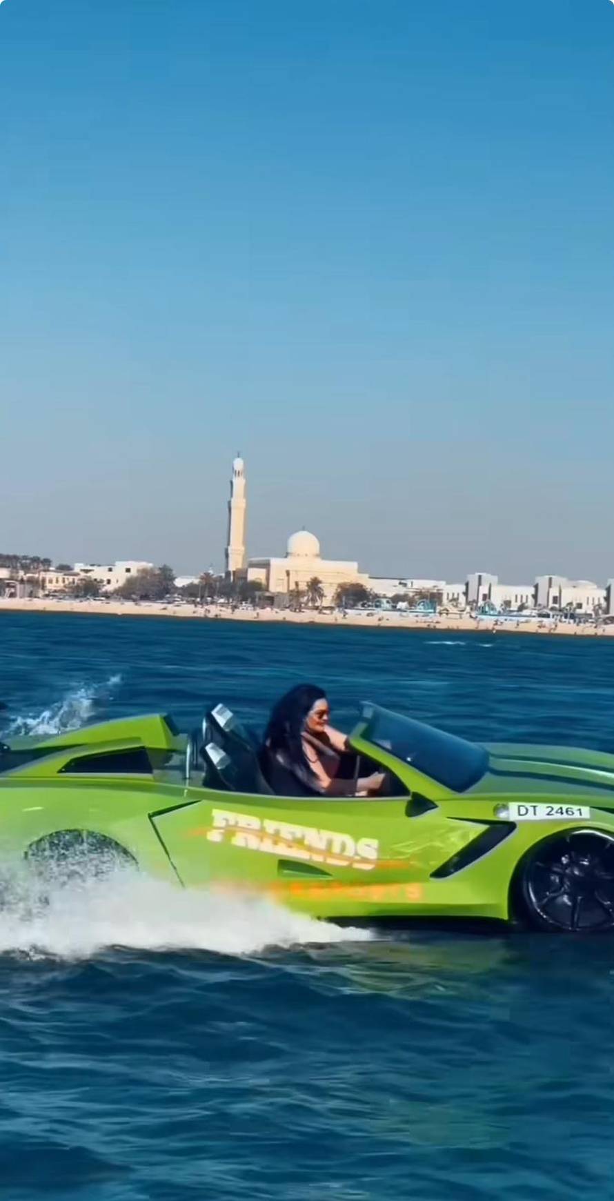 Dragana Mirković u Dubaiju juri 'autom' po vodi: Sa Sekom pila poseban 'zlatni' cappuccino...