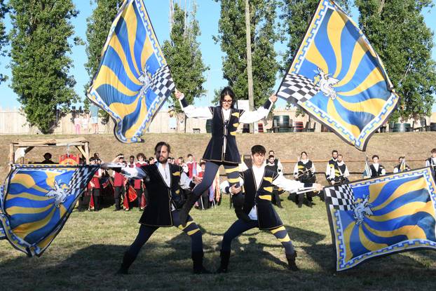 Koprivnica: Gosti iz Italije priredili nastup sa zastavama na Renesansnom festivalu