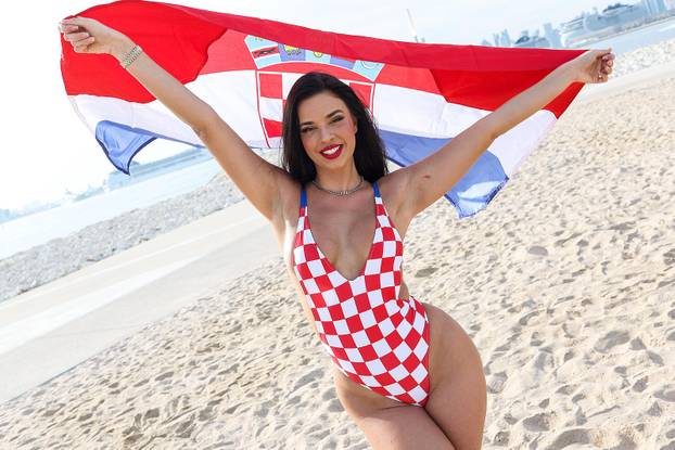 ARHIVA - Ivana Knoll pozirala u kockastom kupaćem kostimu na plaži Ras Abu Aboud