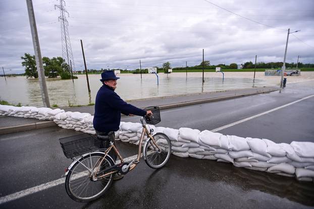 Zagreb: Oteretni kanal u naselju Blato