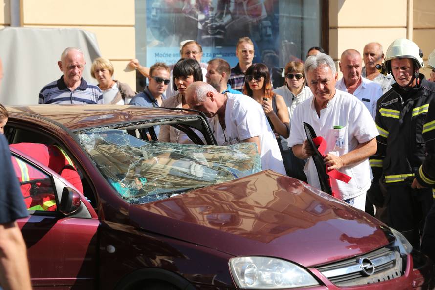Ozlijeđene su dvije trudnice: U Osijeku tramvaj naletio na auto