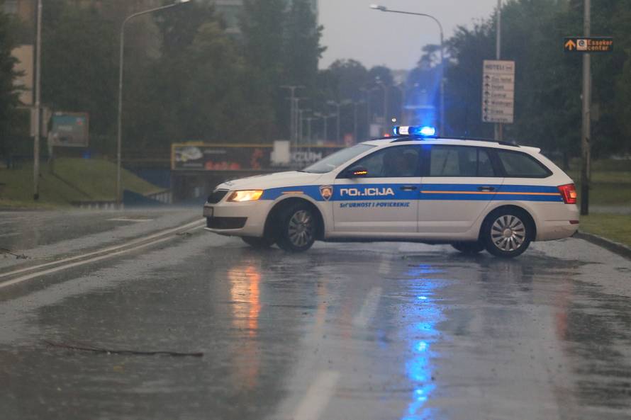 Nevrijeme rušilo stabla, nosilo krovove, kiša poplavila ulice