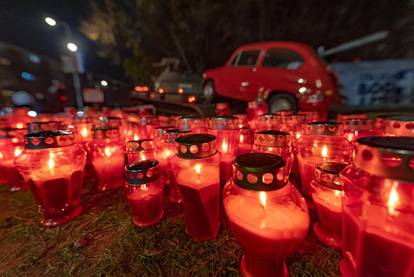 Građani položili svijeće pokraj crvenog fiće u Osijeku: 'Mlade treba podsjećati na herojstvo'