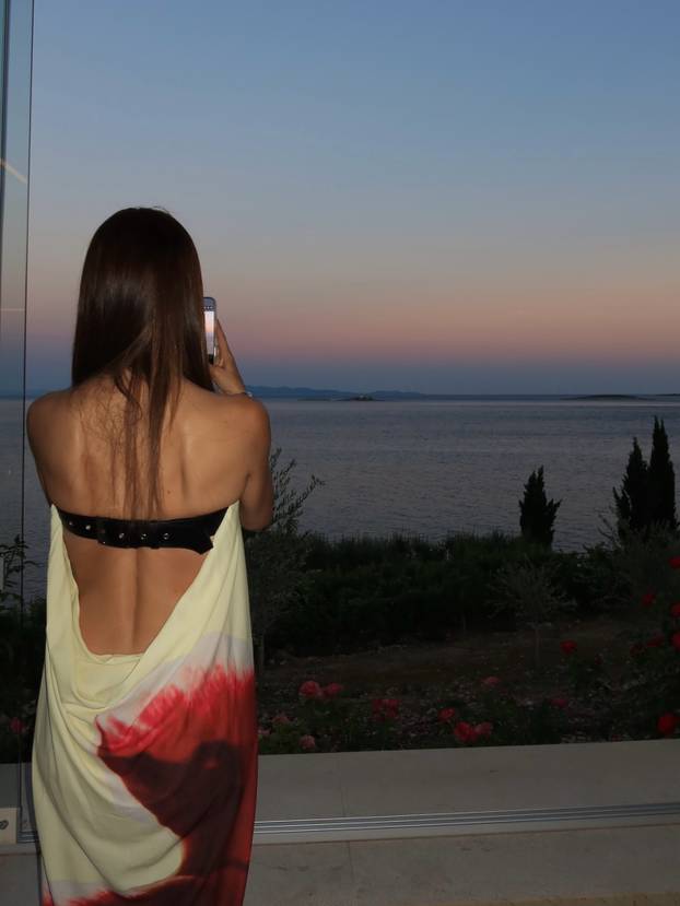 FOTO Seve se pohvalila outfitom za plažu, a 'provirila' joj guza