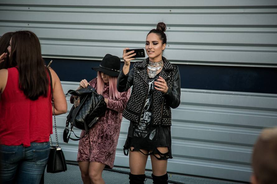 Zasjenila i unuku: Lanina baka (87) uzela mikrofon i oduševila