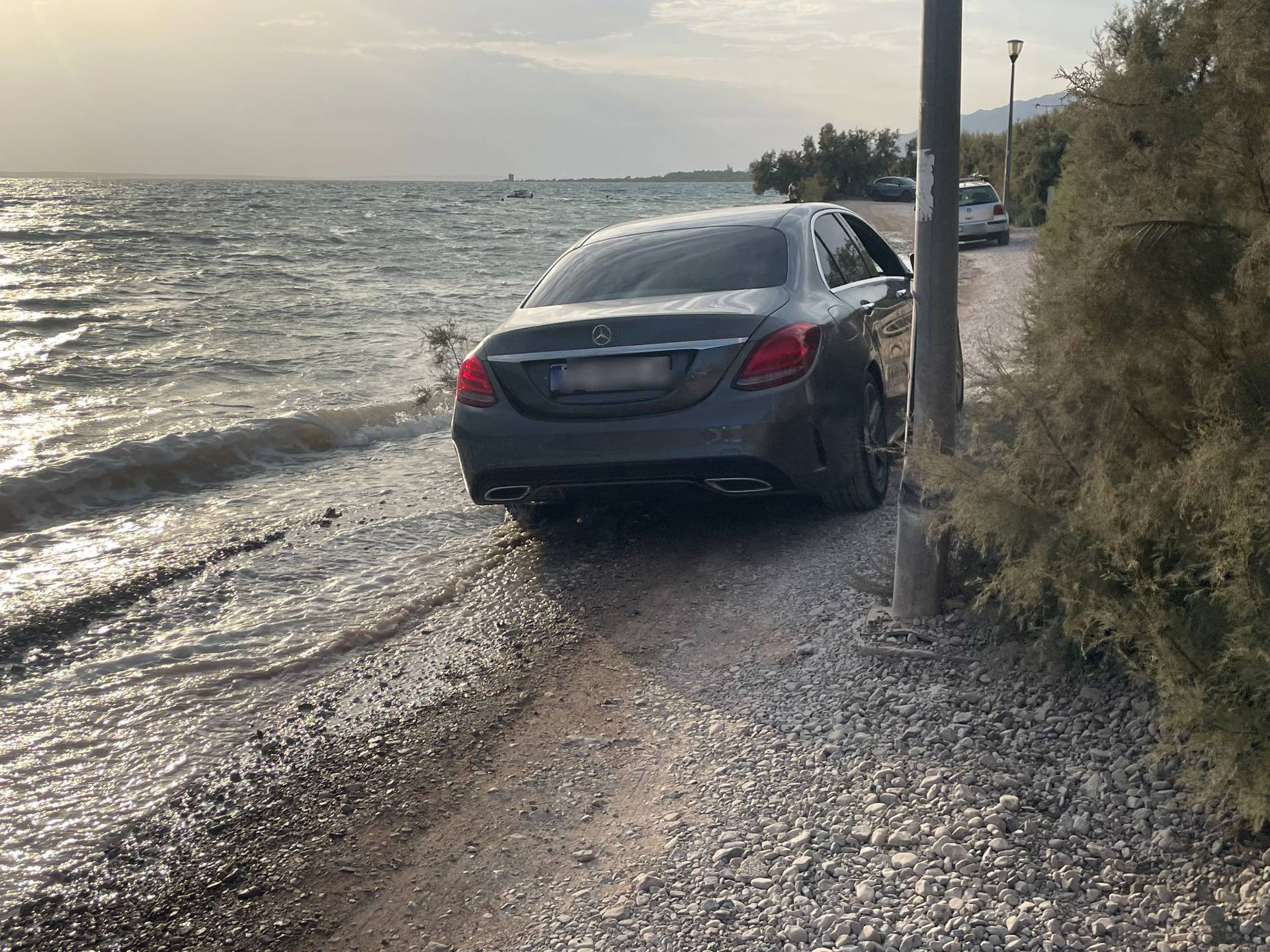 VIDEO Samo u Hrvatskoj auti voze plažom: 'Zabio se u stup, mogao je pogaziti cijelu obitelj!'