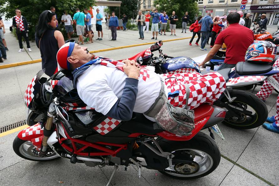 Galerija navijača u Francuskoj: Kockice okupirale St. Etienne