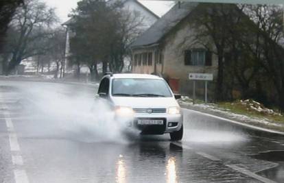 Kosinj: Raste razina vode, zbog poplave nema škole