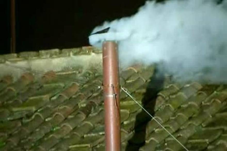 Vatikan: Sve je spremno, čeka se bijeli dim