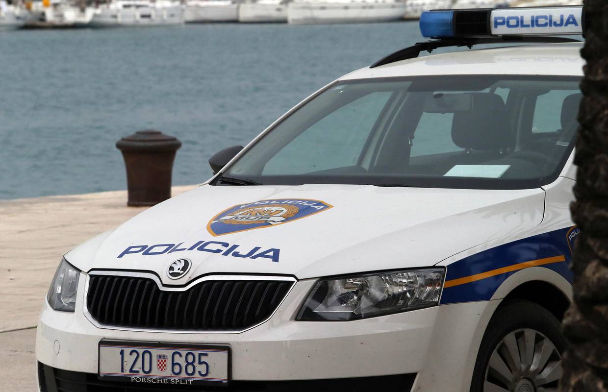 Sudar teretnog vozila i taksija u Rijeci, vozač taksija ozlijeđen