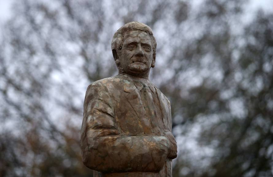 Od Pridrage do Trgovišća: Koji vam je Tuđmanov kip najbolji? Neki mu niti najmanje ne sliče