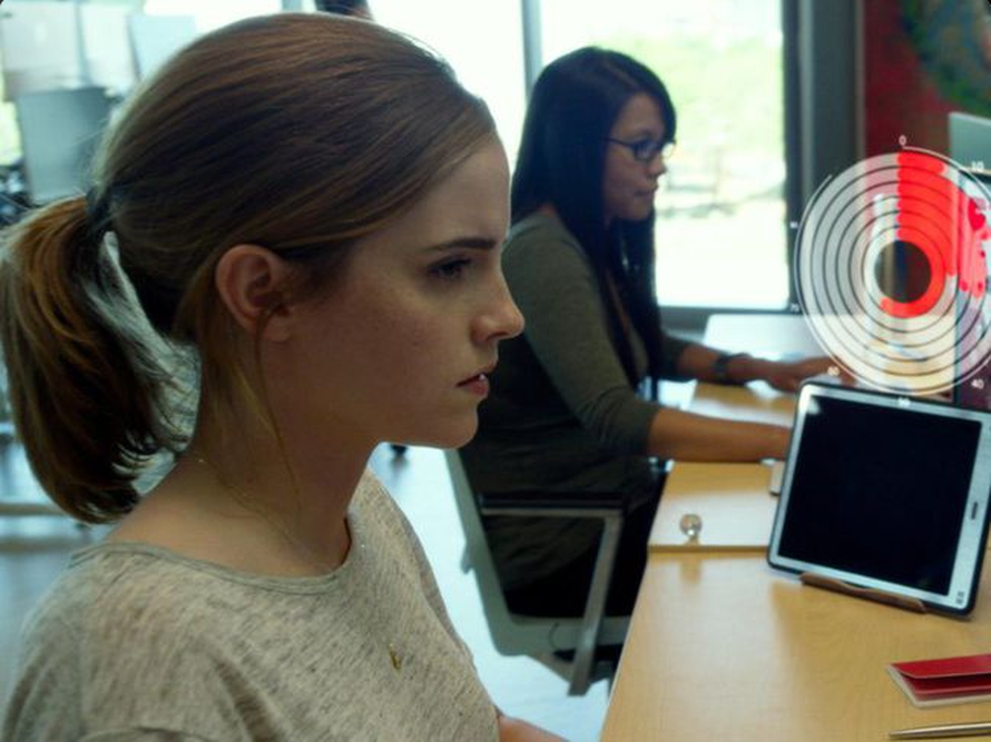 'The Circle': Tom Hanks jako pozorno prati Emmu Watson