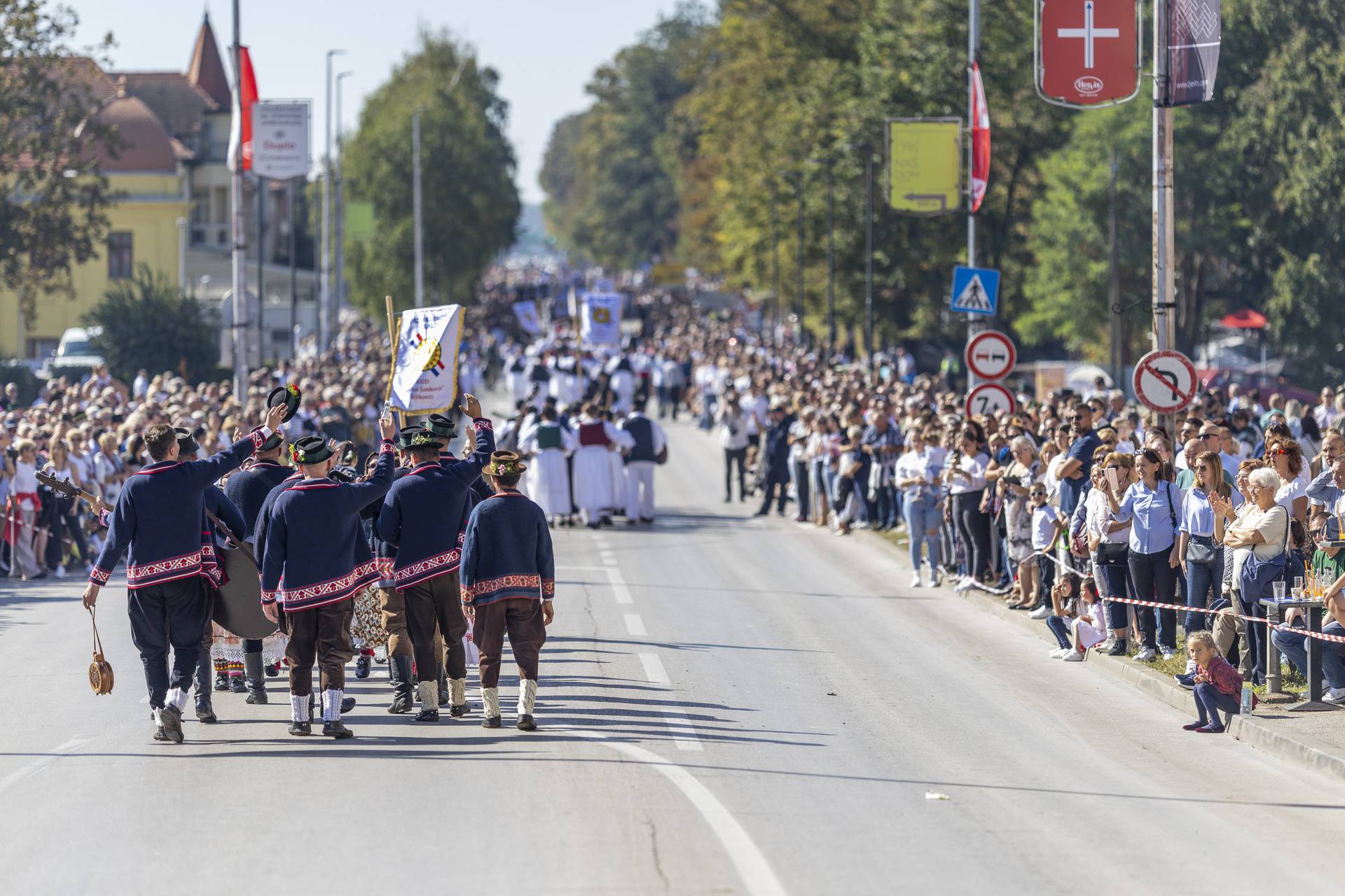 Svečani mimohod sudionika 59. Vinkovačkih jeseni