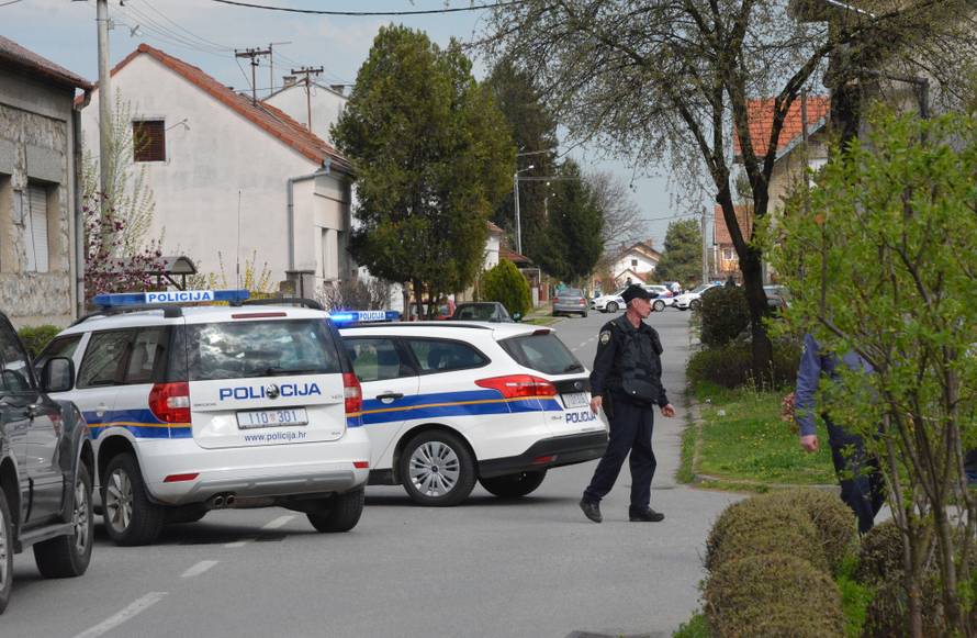 Policija mu je oduzela pištolj pa se popeo na krov: 'Ja ne idem!'