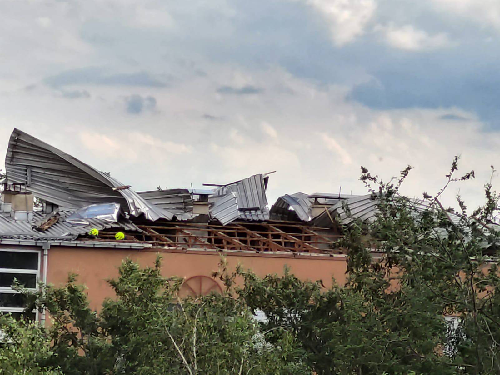 Jak vjetar 'otkinuo' krov zgrade u Zagrebu: Lim je letio posvuda