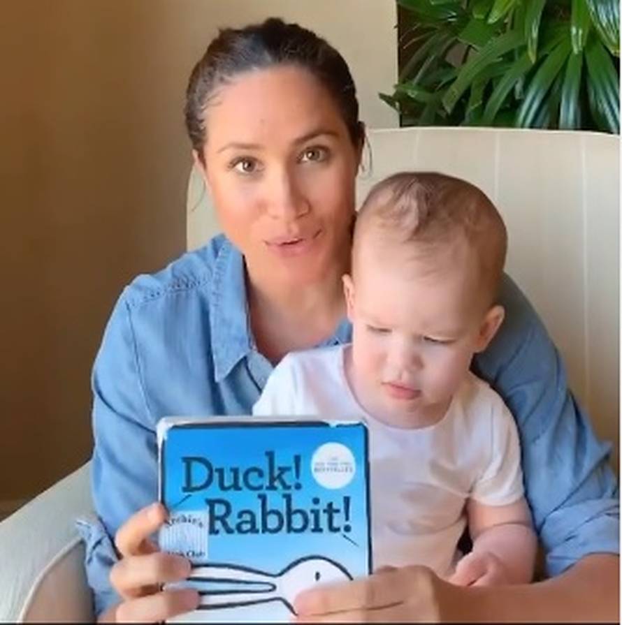 Raznježili sve: Meghan sinu (1) čita o patkici i zeki pa ga ljubi