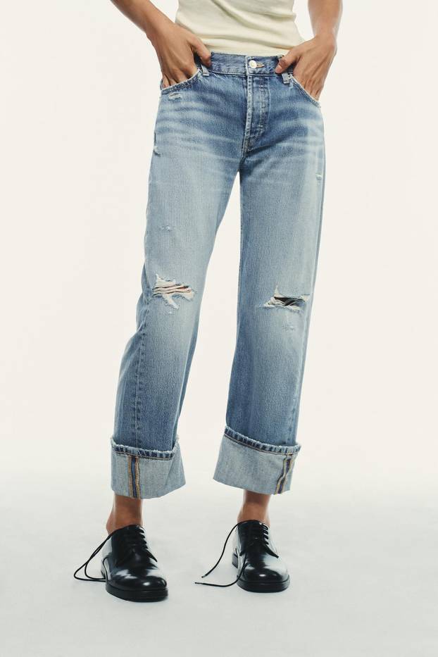 Vraćaju se poderane traperice: Izdvojili smo najbolje komade