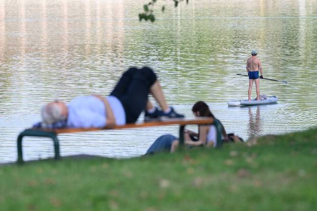 Zagreb: Građani uživaju u sunčanoj nedjelji na Jarunu