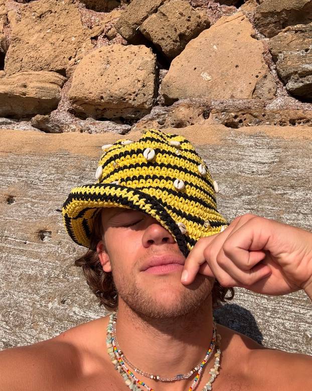 FOTO 'Alpski modni mačak' voli nositi bunde, suknje i lakirati nokte. Sad dominira skijanjem