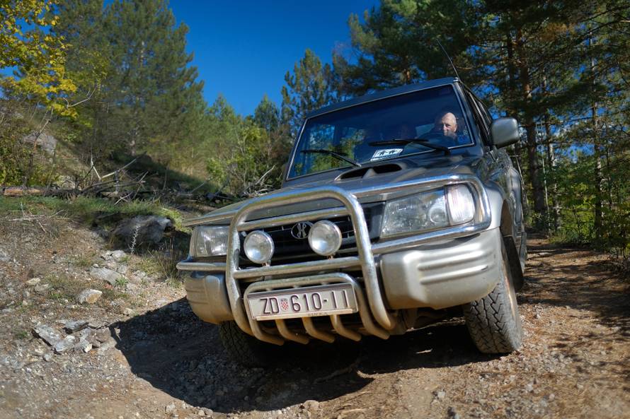 Cestom smrti do škole: Odroni, provalije, divlje svinje i poskoci