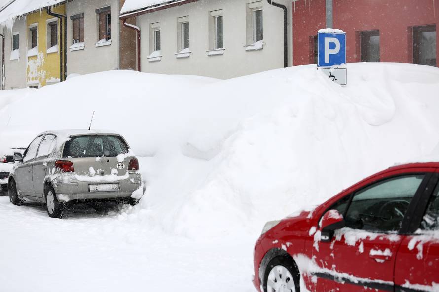 Zameteni u Delnicama: Nanosi snijega do balkona na 1. katu!