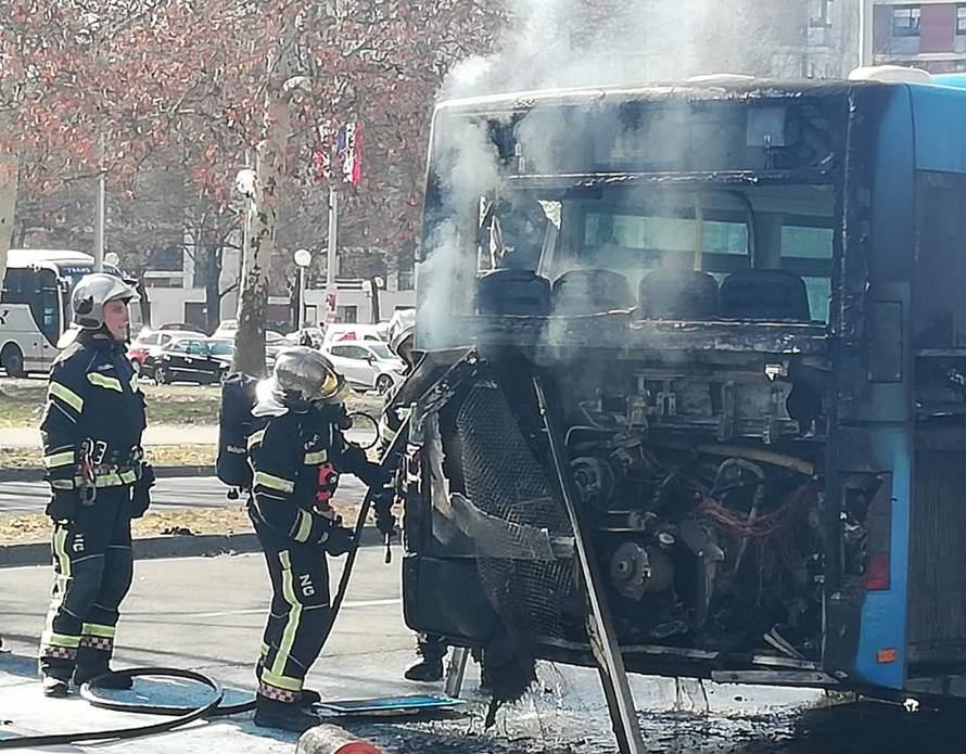 'Osjetili smo da smrdi dim pa vidjeli autobus u plamenu'