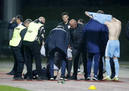 Velika Gorica: Po završetku susreta jedan od navijača ušao je na teren koji je, uz zaštitu cijele Dinamove klupe, naustio s Oršićevim dresom 