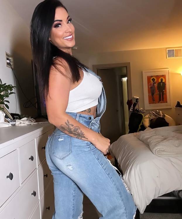 FOTO Učiteljica postala zvijezda filmova za odrasle: 'Muž se ne ljuti. Skupljam novac za azil'