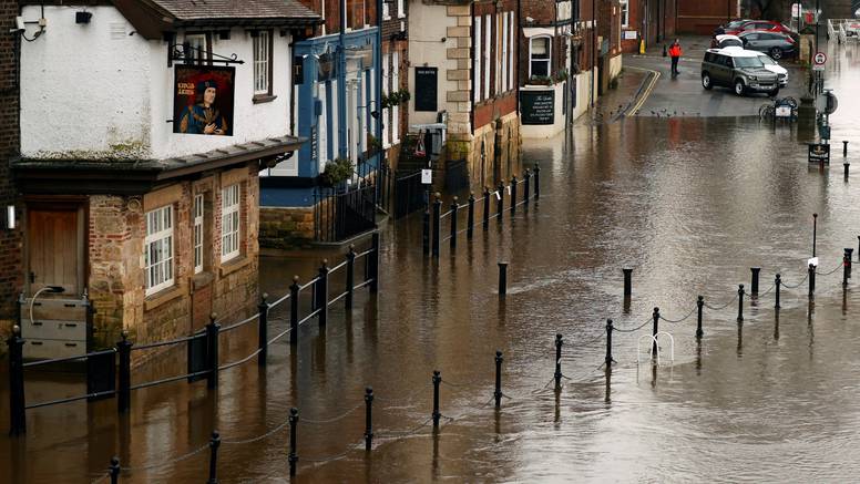 Jaka oluja u Britaniji: Tisuće ljudi evakuirali zbog poplava