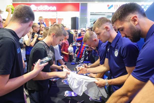 Zagreb: Otvorenje novog Dinamovog fan shopa