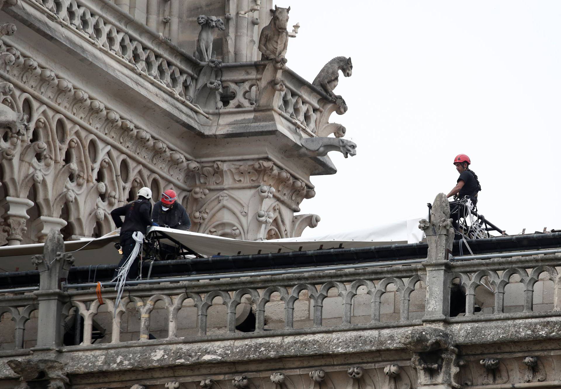 Sad Notre Dameu prijeti kiša: Postavljaju improvizirani krov