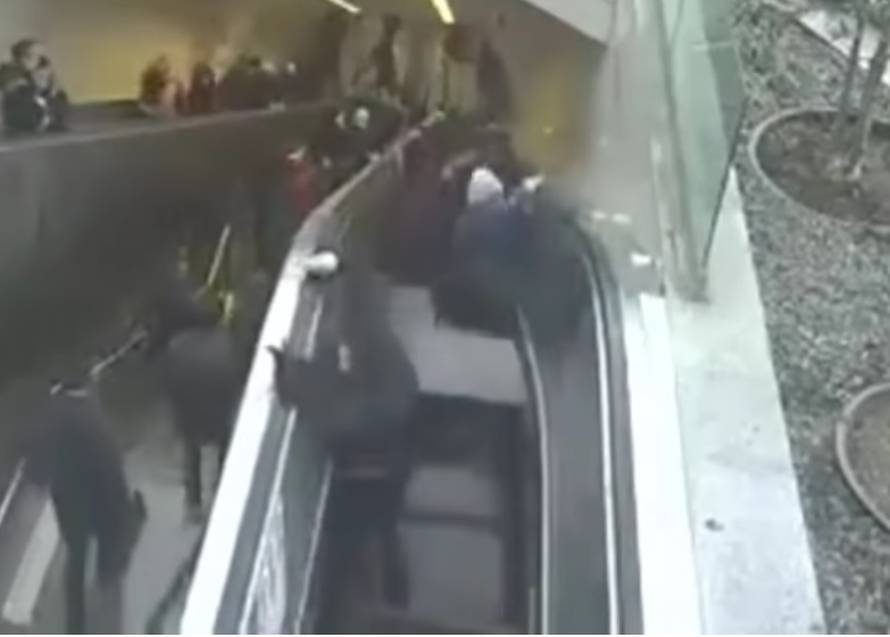 Šok u podzemnoj: Pokretne stepenice 'progutale' mladića