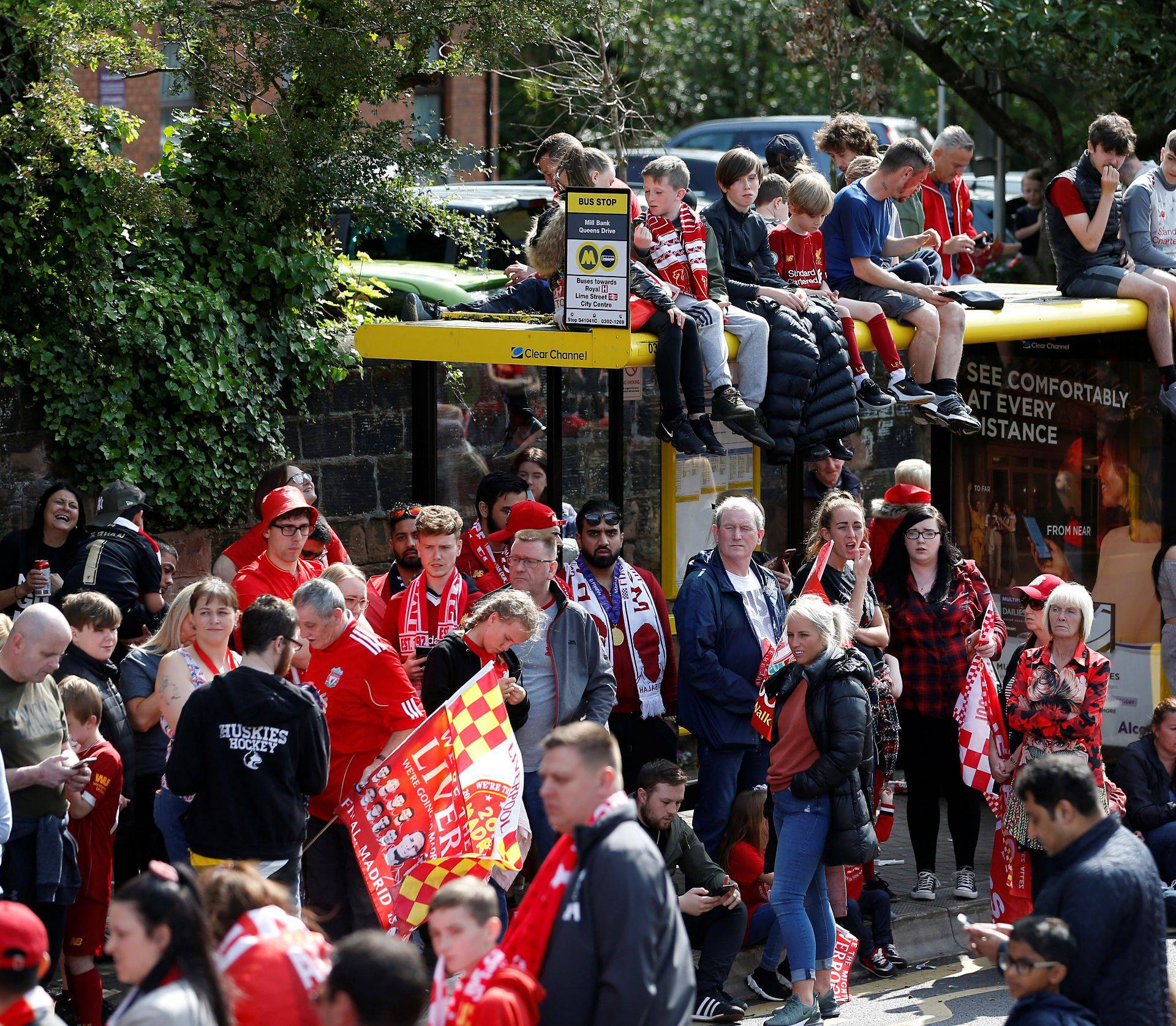 Šampion Liverpool došao kući, spektakularna parada u gradu