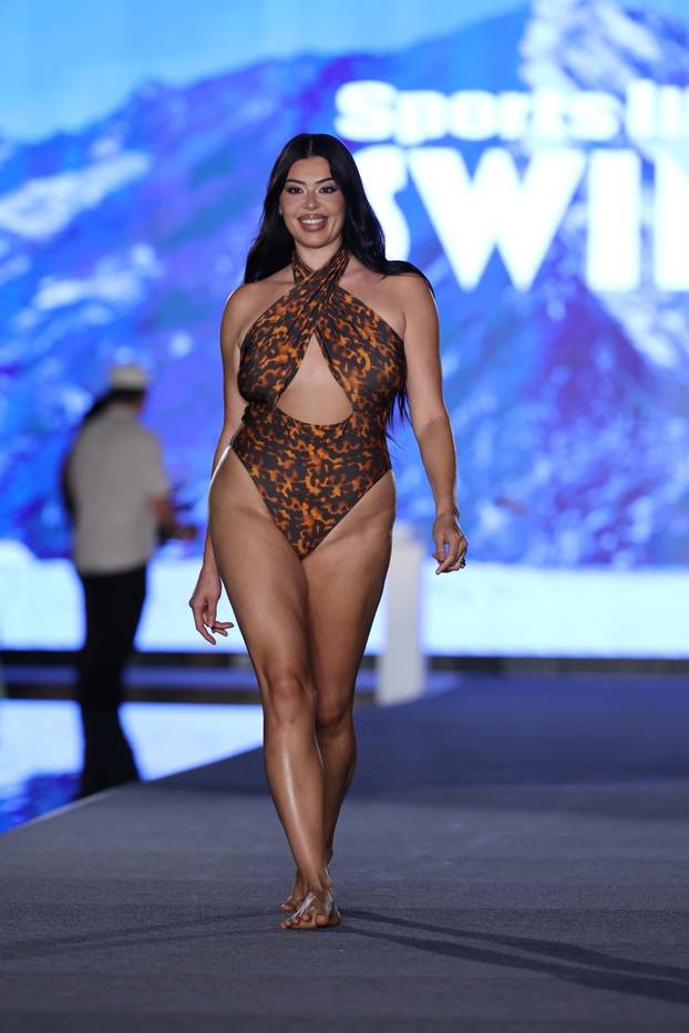 Livvy Dunne and Bethenny Frankel Sizzle on the SI Runway in Miami!