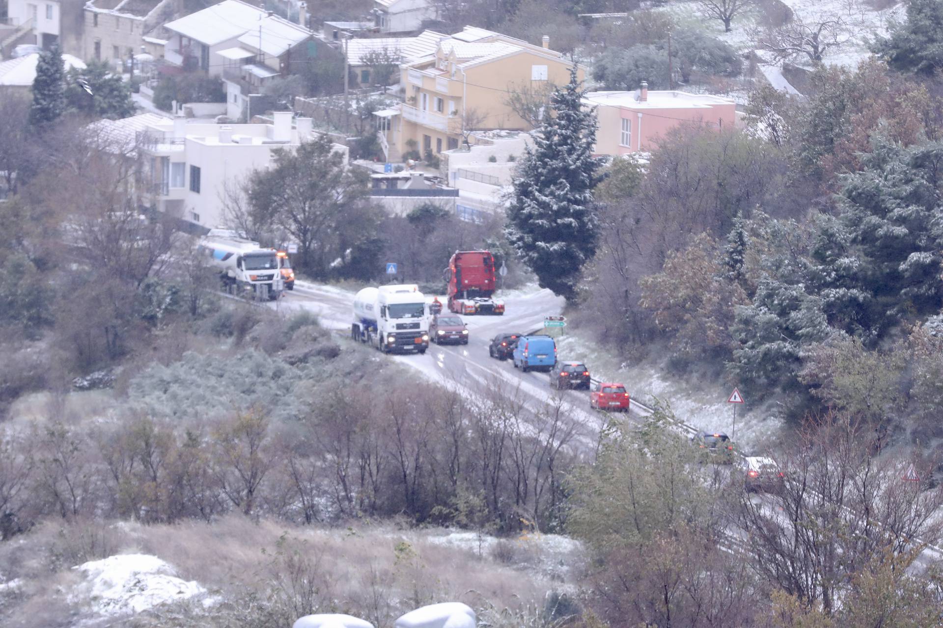 Klis: Zbog snijega na cesti došlo je i do prometne nezgode