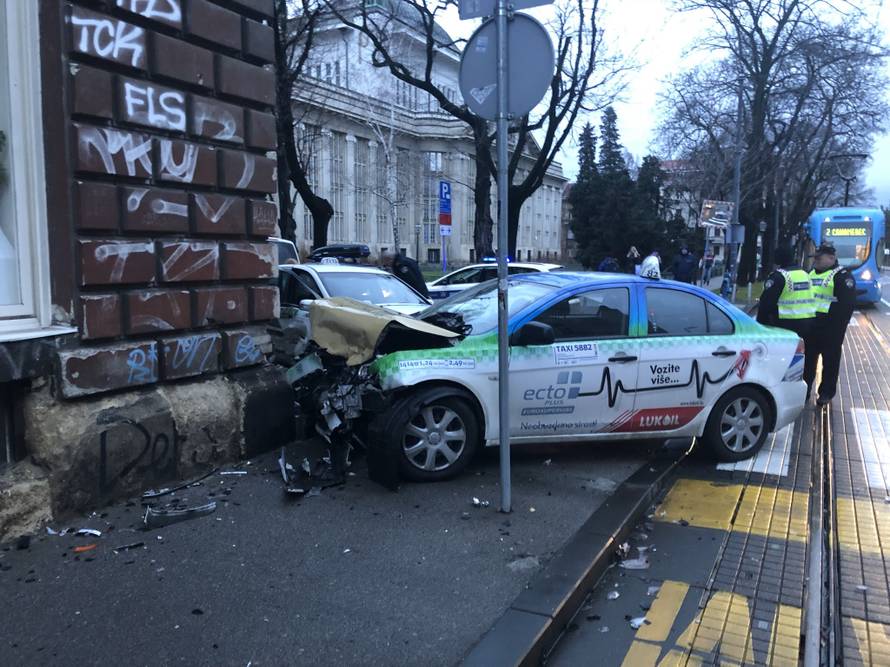 Krš i lom u Zagrebu: U sudaru dva taksija pet ljudi ozlijeđeno