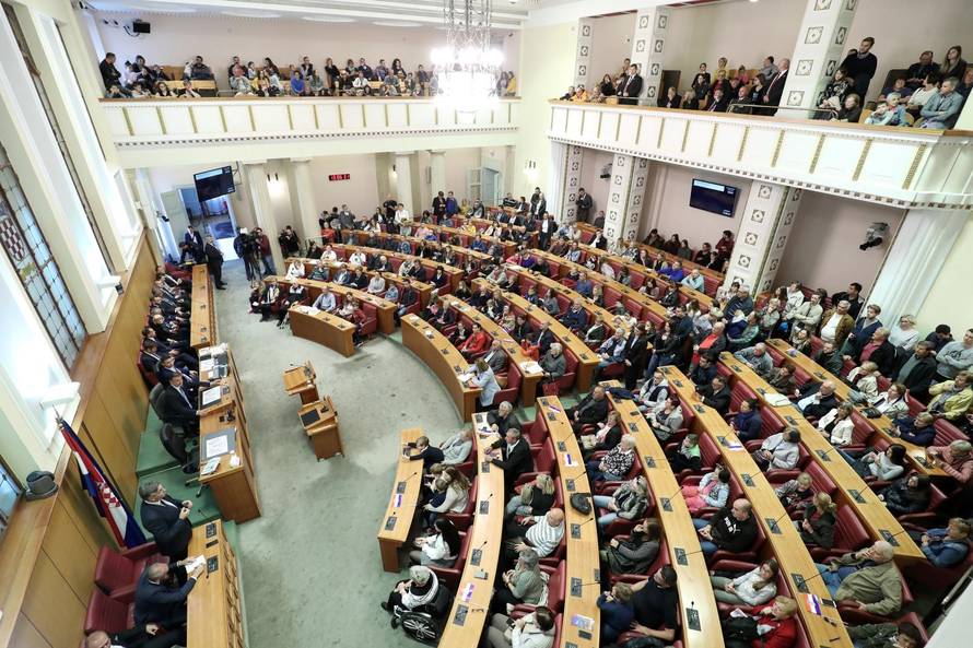 Kolinda pjevala, HNS nije niti došao, premijer na misi šaptao