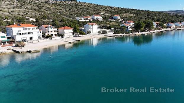 FOTO Iz kuće u more! Ova vila prvi red do mora ima konobu i vinoteku, a evo koliko košta